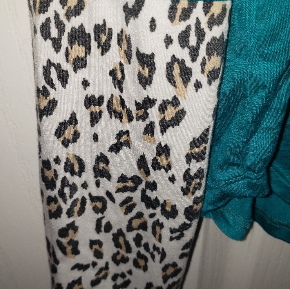 BiBi Jade (Teal) Top with Animal Print Pocket and Sleeves Size L NWOT - Picture 4 of 5